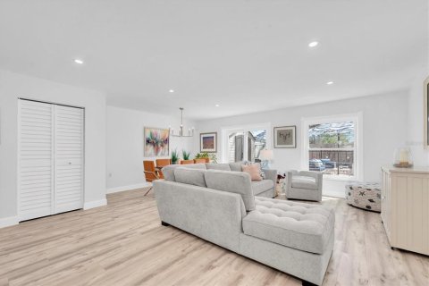 Townhouse in Dunedin, Florida 3 bedrooms, 123.1 sq.m. № 1597644 - photo 8