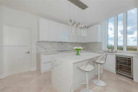 Снять в аренду кондоминиум в Санни-Айлс-Бич, Флорида 3 спальни, 216.18м2, № 1992327 - фото 2