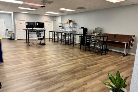 Propiedad comercial en alquiler en Haines City, Florida, 767 m2 № 1880878 - foto 10