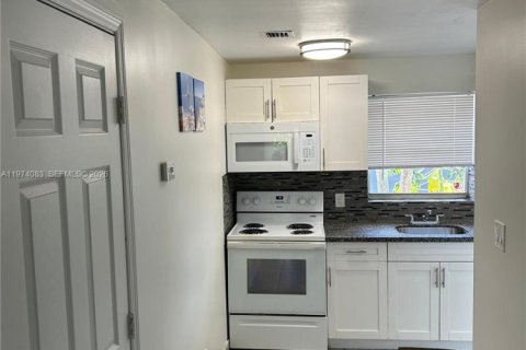 Casa en alquiler en Fort Lauderdale, Florida, 2 dormitorios, 65.03 m2 № 2033708 - foto 2