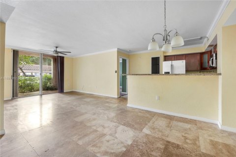 Condo in Miramar, Florida, 2 bedrooms  № 1948663 - photo 2