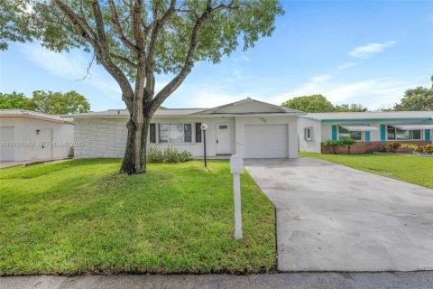 Casa en venta en Plantation, Florida, 2 dormitorios, 144.93 m2 № 1982807 - foto 1