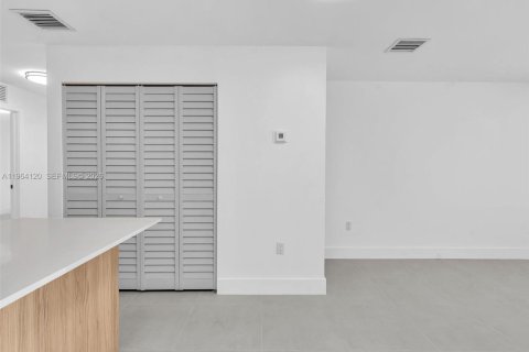 Commercial property in Miami, Florida 188.78 sq.m. № 2090933 - photo 22
