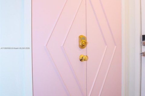 Condominio en venta en Miami Beach, Florida, 1 dormitorio, 39.76 m2 № 1943939 - foto 12