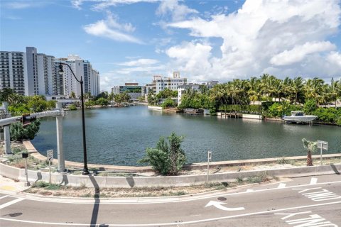 Купить кондоминиум в Майами-Бич, Флорида 2 спальни, 65.96м2, № 1970089 - фото 1