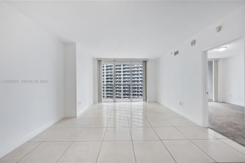 Condo in Miami, Florida, 1 bedroom № 2076458 - photo 3