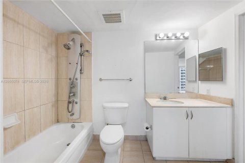 Condo in Miami, Florida, 1 bedroom № 2076458 - photo 13