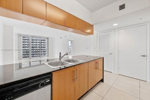 Condo in Miami, Florida, 1 bedroom № 2076458 - photo 2