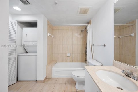 Condo in Miami, Florida, 1 bedroom № 2076458 - photo 12
