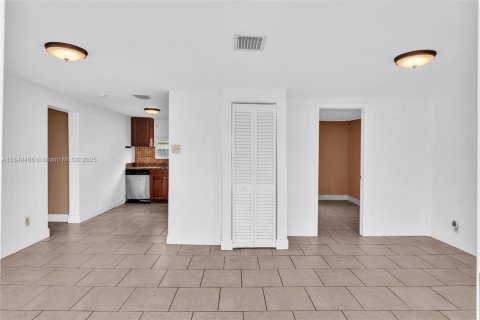 Casa en alquiler en Hollywood, Florida, 3 dormitorios, 93.83 m2 № 1962767 - foto 5