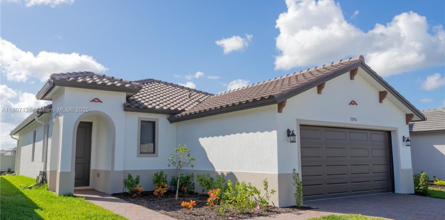 House in Ave Maria, Florida 3 bedrooms, 160.35 sq.m. № 1749910