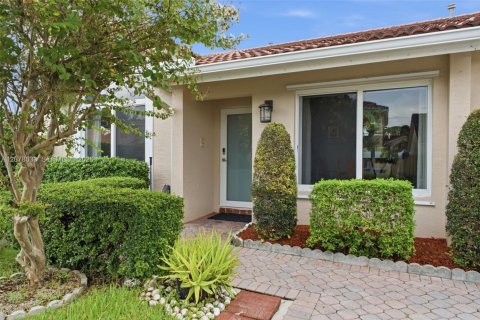Villa ou maison à vendre à Miami, Floride: 3 chambres, 176.98 m2 № 2323340 - photo 2
