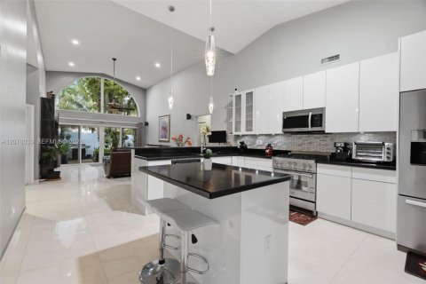 Villa ou maison à vendre à Miami, Floride: 3 chambres, 176.98 m2 № 2323340 - photo 12