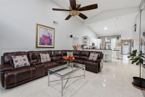 Villa ou maison à vendre à Miami, Floride: 3 chambres, 176.98 m2 № 2323340 - photo 17