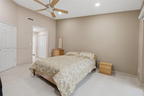 Villa ou maison à vendre à Miami, Floride: 3 chambres, 176.98 m2 № 2323340 - photo 21