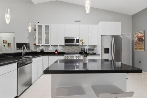 Villa ou maison à vendre à Miami, Floride: 3 chambres, 176.98 m2 № 2323340 - photo 14