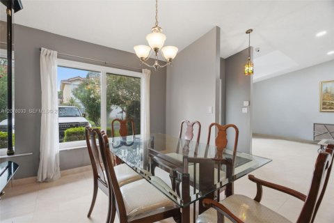 Villa ou maison à vendre à Miami, Floride: 3 chambres, 176.98 m2 № 2323340 - photo 10