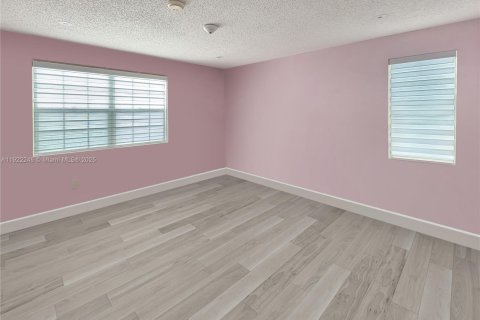 Casa en venta en Miami, Florida, 4 dormitorios, 178.74 m2 № 1976158 - foto 3