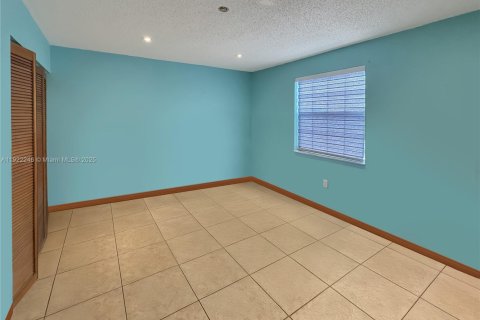 Casa en venta en Miami, Florida, 4 dormitorios, 178.74 m2 № 1976158 - foto 2