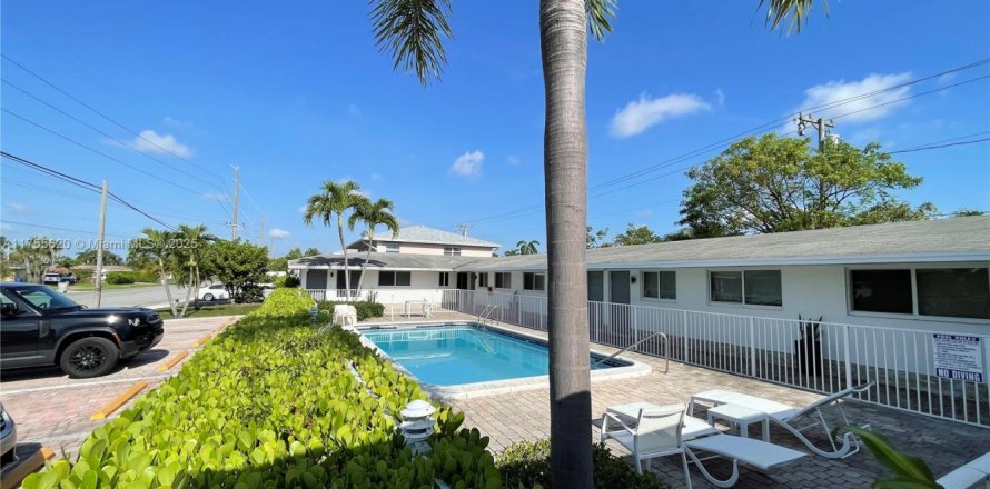 Commercial property in Pompano Beach, Florida № 1895248