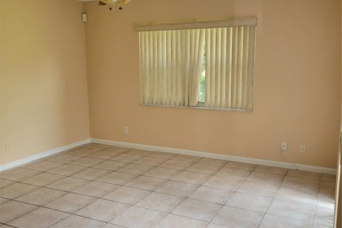Townhouse in Lauderhill, Florida 4 bedrooms, 166.3 sq.m. № 1075940 - photo 1