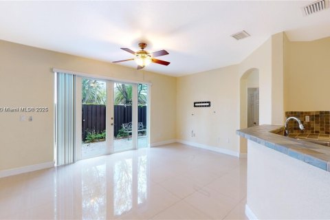 Casa en alquiler en Miami, Florida, 4 dormitorios, 214.6 m2 № 2022306 - foto 12
