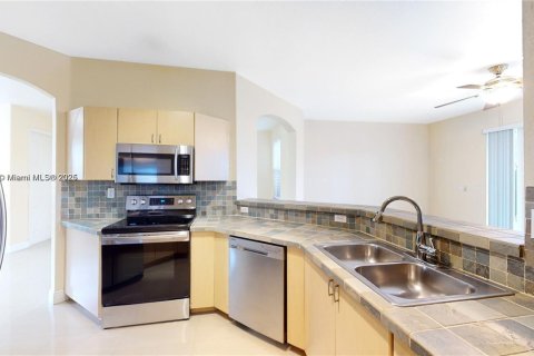 Casa en alquiler en Miami, Florida, 4 dormitorios, 214.6 m2 № 2022306 - foto 11