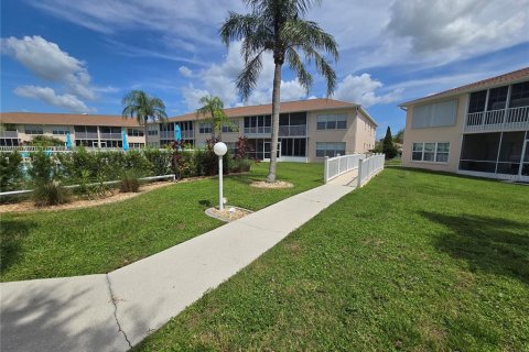 Condo in Lake Suzy, Florida, 2 bedrooms  № 1909112 - photo 16
