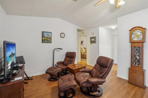 Condo in New Port Richey, Florida, 2 bedrooms  № 1669931 - photo 9