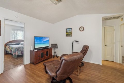 Condo in New Port Richey, Florida, 2 bedrooms  № 1669931 - photo 8