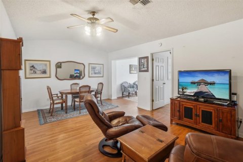 Condo in New Port Richey, Florida, 2 bedrooms  № 1669931 - photo 6