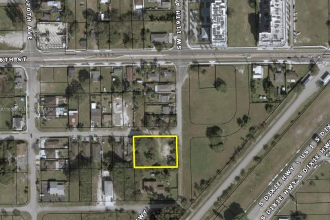 Commercial property in Miami, Florida № 1940337 - photo 1