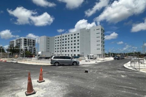 Commercial property in Miami, Florida № 1940337 - photo 2