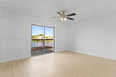 Adosado en venta en Hialeah, Florida, 3 dormitorios, 147.71 m2 № 2429974 - foto 10