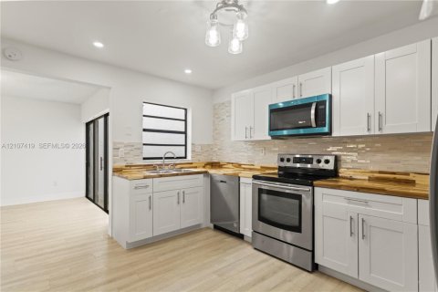 Adosado en venta en Hialeah, Florida, 3 dormitorios, 147.71 m2 № 2429974 - foto 5
