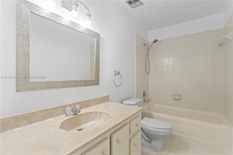 Adosado en venta en Hialeah, Florida, 3 dormitorios, 147.71 m2 № 2429974 - foto 11