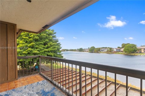 Adosado en venta en Hialeah, Florida, 3 dormitorios, 147.71 m2 № 2429974 - foto 8