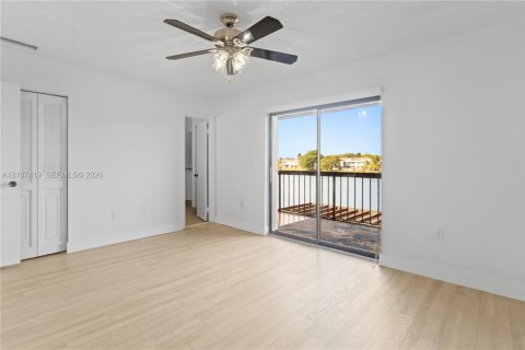 Adosado en venta en Hialeah, Florida, 3 dormitorios, 147.71 m2 № 2429974 - foto 15