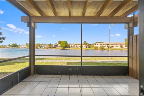 Adosado en venta en Hialeah, Florida, 3 dormitorios, 147.71 m2 № 2429974 - foto 7