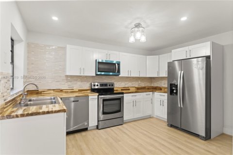 Adosado en venta en Hialeah, Florida, 3 dormitorios, 147.71 m2 № 2429974 - foto 4