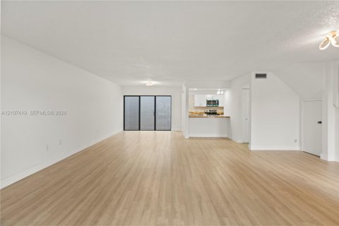 Adosado en venta en Hialeah, Florida, 3 dormitorios, 147.71 m2 № 2429974 - foto 3