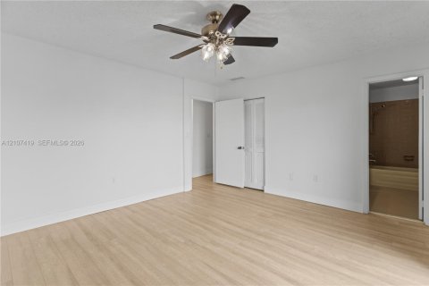 Adosado en venta en Hialeah, Florida, 3 dormitorios, 147.71 m2 № 2429974 - foto 12