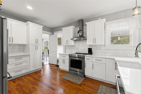 House in Brooksville, Florida 5 bedrooms, 366.59 sq.m. № 2418514 - photo 9