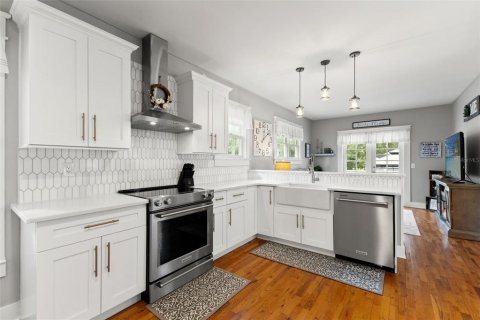House in Brooksville, Florida 5 bedrooms, 366.59 sq.m. № 2418514 - photo 8