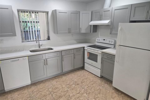 Villa ou maison à louer à Hollywood, Floride: 2 chambres, 112.23 m2 № 2049961 - photo 2