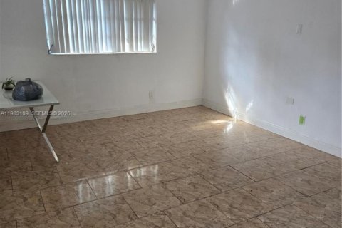 Villa ou maison à louer à Hollywood, Floride: 2 chambres, 112.23 m2 № 2049961 - photo 8