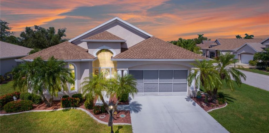 House in Port Charlotte, Florida 2 bedrooms, 164.9 sq.m. № 1734790