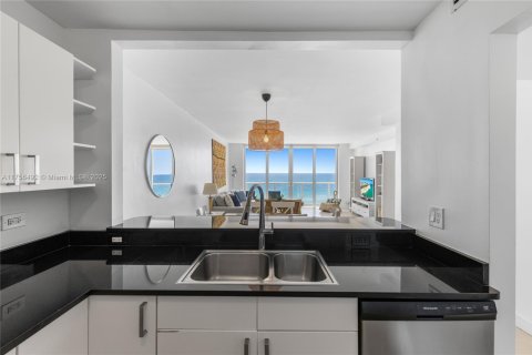 Copropriété à vendre à Miami Beach, Floride: 2 chambres, 122.63 m2 № 1957576 - photo 11