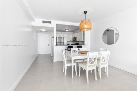 Copropriété à vendre à Miami Beach, Floride: 2 chambres, 122.63 m2 № 1957576 - photo 17