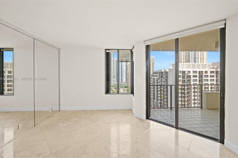 Condominio en alquiler en Miami, Florida, 1 dormitorio, 77.67 m2 № 2055517 - foto 4
